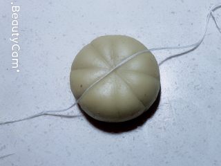 18、杨扬佳全麦南瓜酥,用粗棉线压出南瓜纹路。