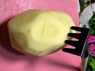 1、椒盐小土豆,准备一个小土豆去皮洗净