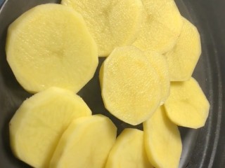 2、椒盐小土豆,切成厚片上锅蒸熟