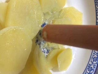 3、椒盐小土豆,蒸熟后用擀面杖给他捣成泥