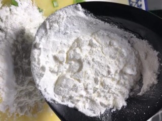 4、椒盐小土豆,放入葱花，盐，鸡精，十三香，一勺淀粉