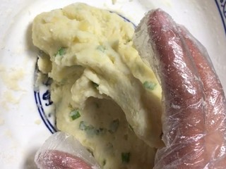 5、椒盐小土豆,抓拌均匀