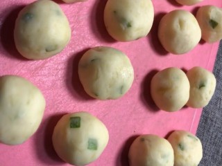 6、椒盐小土豆,然后均匀的搓成小圆球