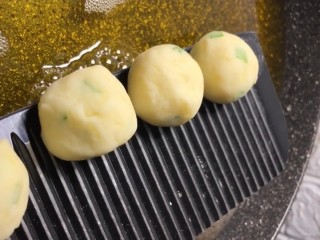 7、椒盐小土豆,油温六成热放入土豆炸