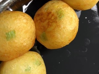 8、椒盐小土豆,炸至金黄飘起捞出备用