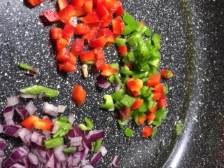 9、椒盐小土豆,锅留底油放入青红椒末，洋葱末炒香