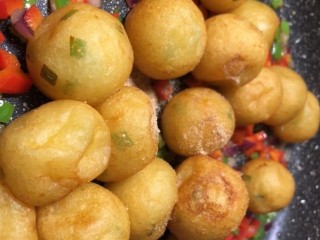 10、椒盐小土豆,炒香后下入土豆，撒入椒盐，翻匀即可
