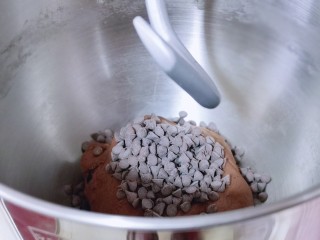 4、懒人必做～巧克力贝果,加入耐高温巧克力，继续1档揉2分钟，立即停止。