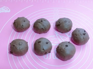 5、懒人必做～巧克力贝果,将揉好的面团取出，分割7等份，面团的大小也可以根据个人喜欢。盖上湿布醒发10分钟。