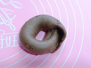 8、懒人必做～巧克力贝果,压扁的一段包住尖头一端的里面，捏紧！