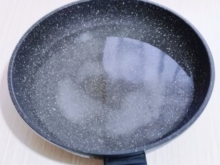 11、懒人必做～巧克力贝果,锅中加入1400g纯净水水，再加入80克幼砂糖，将水煮到有小泡泡时转小火。