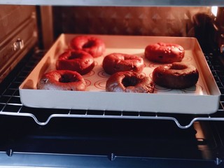 14、懒人必做～巧克力贝果,入东菱烤箱中层。