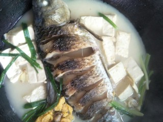 5、简手鲫鱼豆腐汤,小火沸1分钟即可出锅。