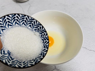 3、芝麻薄脆饼干,加入白糖