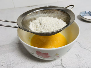 5、芝麻薄脆饼干,筛入面粉