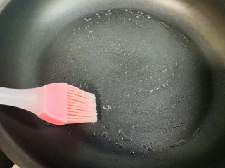 9、芝麻薄脆饼干,平底锅刷入少许油