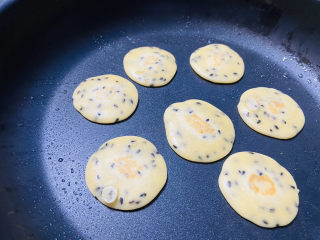 12、芝麻薄脆饼干,煎至金黄色