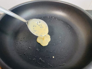10、芝麻薄脆饼干,用汤勺舀入面糊缓缓滴落成型
