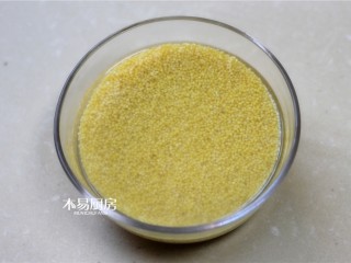 1、小米红枣粥,小米陶洗干净后，在清水中浸泡30分钟，备用。