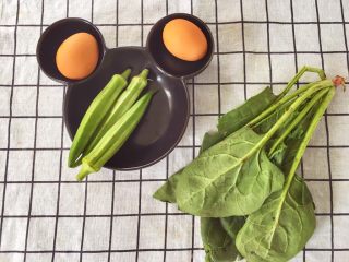 1、宝宝辅食12M➕菠菜秋葵厚蛋烧,准备好所有材料