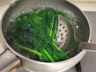 2、宝宝辅食12M➕菠菜秋葵厚蛋烧,菠菜洗净焯水一分钟并沥干水分