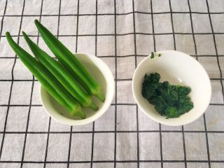4、宝宝辅食12M➕菠菜秋葵厚蛋烧,菠菜叶剁碎