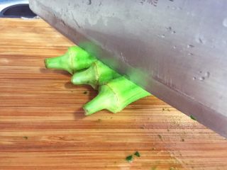 5、宝宝辅食12M➕菠菜秋葵厚蛋烧,秋葵切头去尾