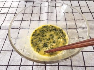 6、宝宝辅食12M➕菠菜秋葵厚蛋烧,打散两个鸡蛋，然后加入菠菜碎，并搅拌均匀（要想蛋皮不破，最好再加入少量淀粉）