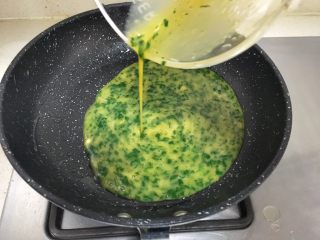 7、宝宝辅食12M➕菠菜秋葵厚蛋烧,不粘锅刷一层薄油，开小火，倒入蛋液让蛋液铺平整个锅