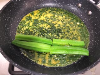8、宝宝辅食12M➕菠菜秋葵厚蛋烧,蛋液底部开始凝固后，马上放上秋葵