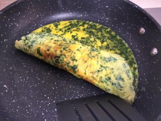 9、宝宝辅食12M➕菠菜秋葵厚蛋烧,慢慢地卷起来，卷好后再焖十几秒即可出锅，切成小块即可