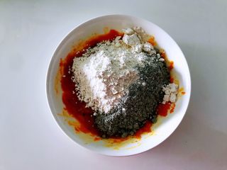 4、平底锅高钙小馒头,加入面粉和黑芝麻粉。