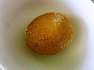 5、平底锅高钙小馒头,和成光滑不粘手的面团。