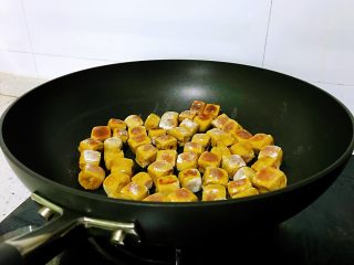 11、平底锅高钙小馒头,底部金黄后，用筷子不停翻面，煎到四面金黄，表皮酥脆，内部结构柔软，高钙南瓜小馒头就好了。