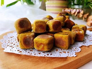 12、平底锅高钙小馒头,香香的黑芝麻味道随之飘散着，简单易操作，让家里的主食和零食健康起来！