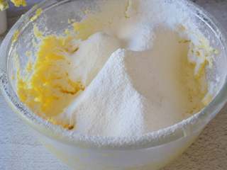 2、西瓜小饼干,把低筋面粉过筛入黄油中，用刮刀翻拌均匀，不要过度搅拌，以免起筋，影响饼干口感