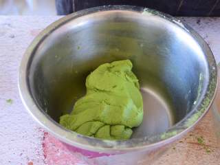 3、西瓜小饼干,把面团分成两份，一份是1/3大小，一份是2/3大小，小面团筛入抹茶粉，用手揉成面团，如果怕弄到手上颜色，可以戴一次性手套揉