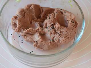 5、西瓜小饼干,揉成面团，再加入黑芝麻，继续揉匀