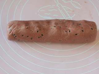 6、西瓜小饼干,把红曲面团揉成圆柱形