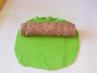 7、西瓜小饼干,再把抹茶面团擀成面片，把红曲面团放在抹茶面片上