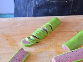 9、西瓜小饼干,从中间切开，再切成片，厚度大概在0.5厘米左右，切的时候，烤箱就可以预热了