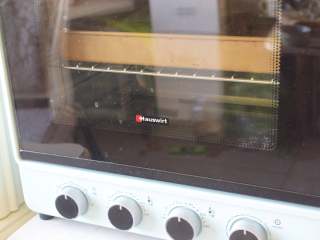 11、西瓜小饼干,烤箱预热160度，中层，上下火烤15分钟左右，烤完后晾凉就可以吃啦！可以放保鲜袋或者小瓶子里，半个月都不会坏的！