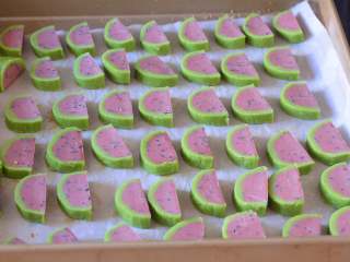 10、西瓜小饼干,摆烤盘上