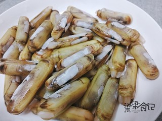 1、葱爆蛏子,洗净蛏子