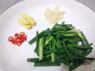 2、葱爆蛏子,3、葱切长段、小米椒切圈，姜片切丝、蒜头切粒