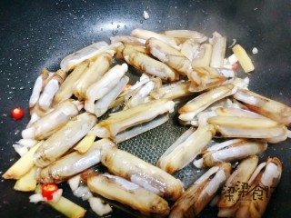 4、葱爆蛏子,开大火，倒入蛏子翻炒