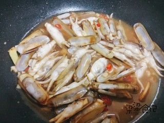 5、葱爆蛏子,倒入蚝油、生抽、少许盐料酒翻炒至全部开壳