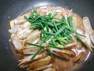 6、葱爆蛏子,差不多全部开壳后放入葱快速翻炒收汁