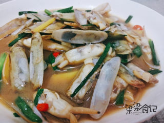 7、葱爆蛏子,8、翻炒均匀即可起锅啦