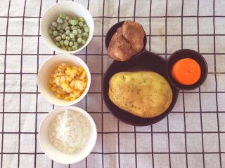 1、宝宝辅食12M➕：什锦土豆饼,准备好所有材料